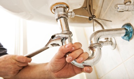 picture of wrench tightening pipe